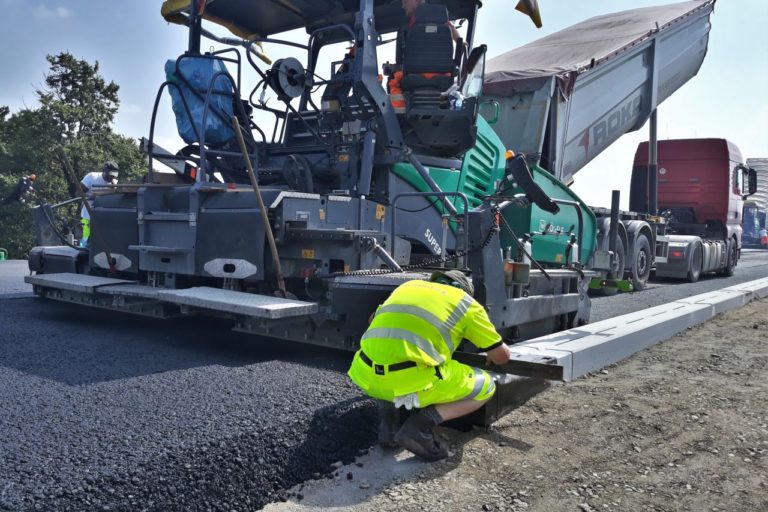 Rekonstrukce silnic a chodníků na sídlištích.