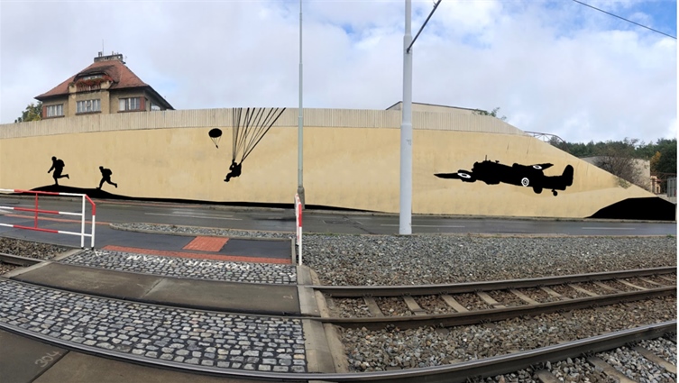 Praha 8 si připomíná atentát na Heydricha. Nad Vychovatelnou vznikl díky Patriotům mural
