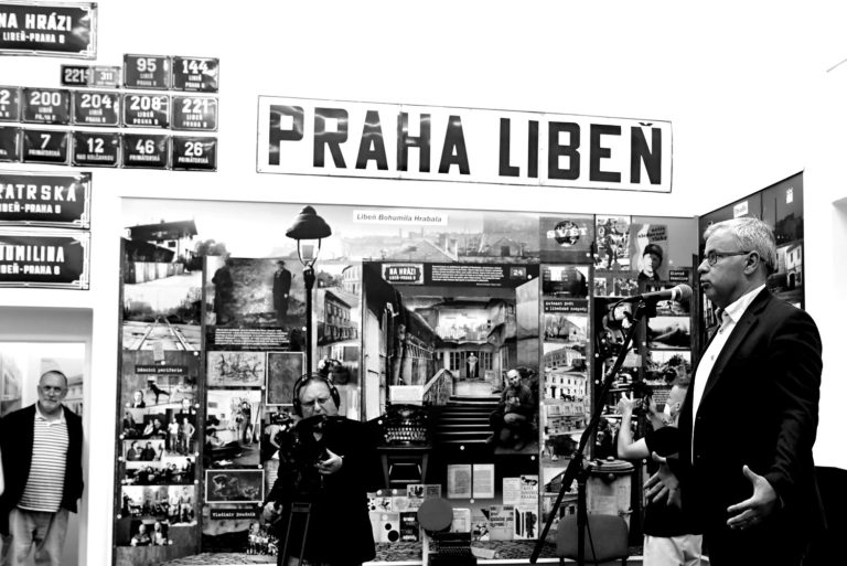 Patrioti otevírají Libeňský svět vernisáží „Bohumil Hrabal barevně i černobíle“
