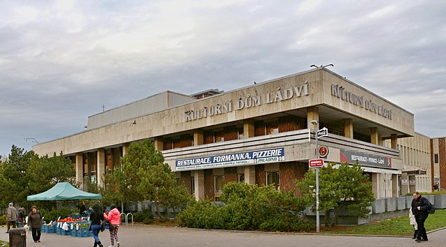 Kulturní dům Ládví a veřejný prostor před ním